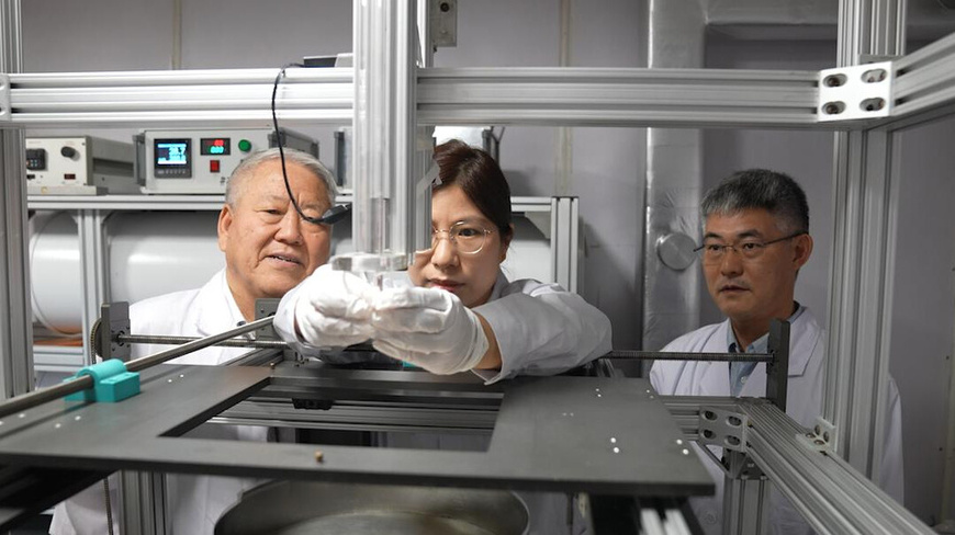 Researchers from the Institute of Geology and Geophysics, Chinese Academy of Sciences, place lunar soil samples into a superconducting magnetometer. (Photo provided by the Institute of Geology and Geophysics, Chinese Academy of Sciences)