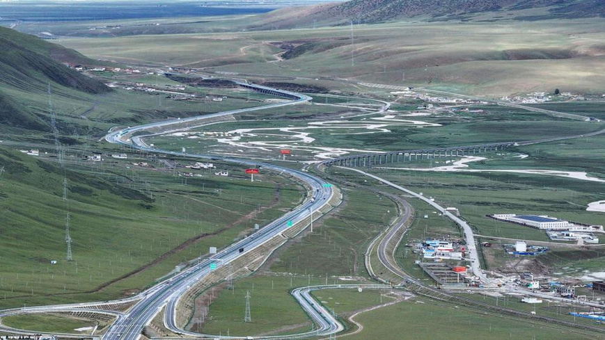Photo shows a section of the Beijing-Xizang Expressway in Lhasa, southwest China's Xizang autonomous region. (Photo by Zhao Qirui/People's Daily Online)