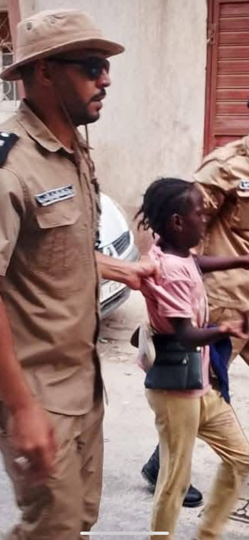 Tripoli, Libye : Traitement choquant d'une jeune