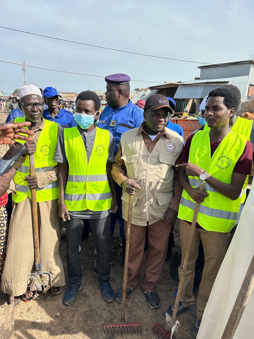 Tchad : Les jeunes bâtisseurs de la paix assainissent le marché de Diguel