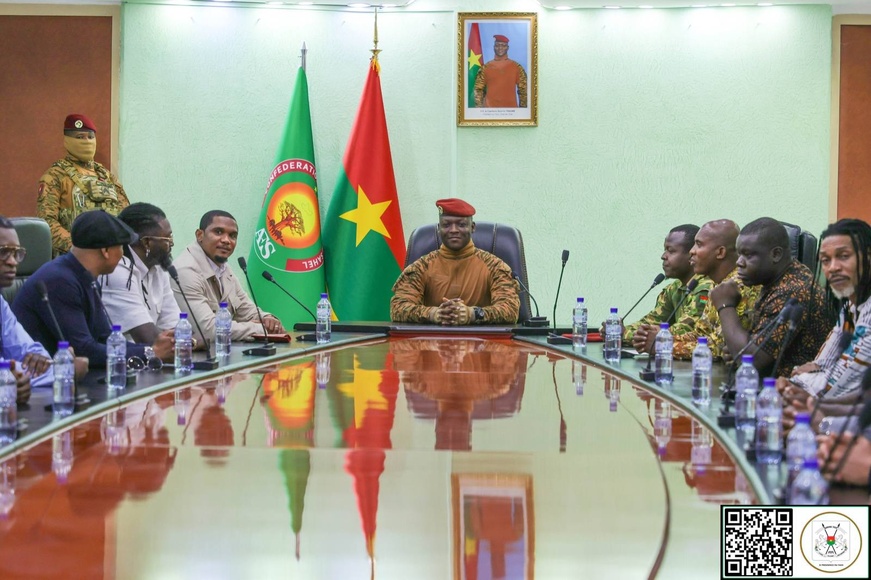 Burkina : le capitaine Ibrahim Traoré accueille les anciennes gloires du football africain
