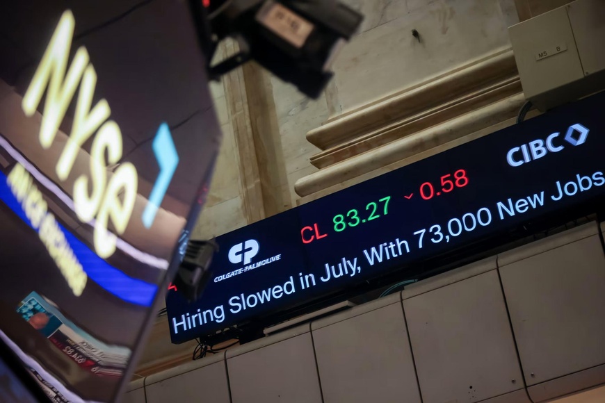 Un téléscripteur diffuse des nouvelles sur l'emploi à la Bourse de New York, le 1er août. Photo : Michael Nagle/Bloomberg/Getty Images