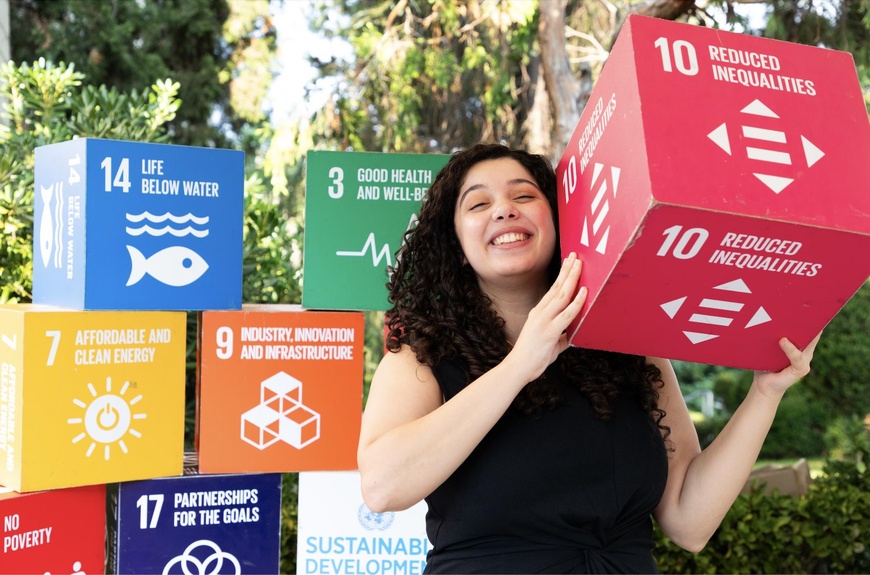 Une jeune femme célèbre la Journée internationale de la Jeunesse en montrant une boîte portant l'ODD 10, « Réduction des inégalités ». Photo : PNUD Liban Une jeune femme célèbre la Journée internationale de la Jeunesse en montrant une boîte portant l'ODD 10, « Réduction des inégalités ». Photo : PNUD Liban
