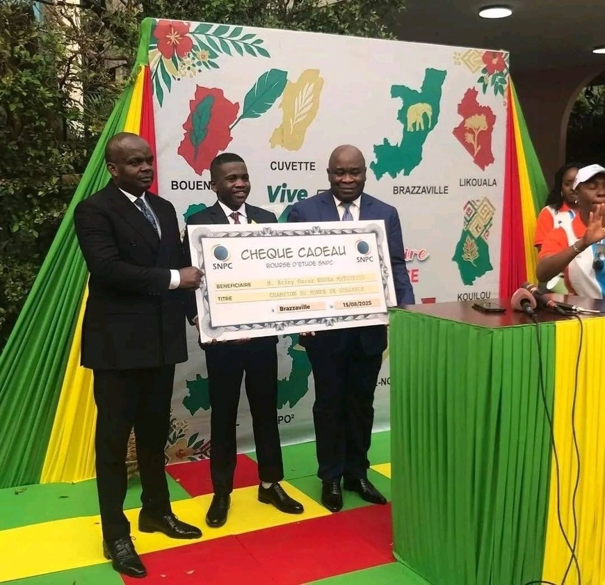 Briny Oscar Matouridi et le chèque offert par la SNPC Briny Oscar Matouridi et le chèque offert par la SNPC