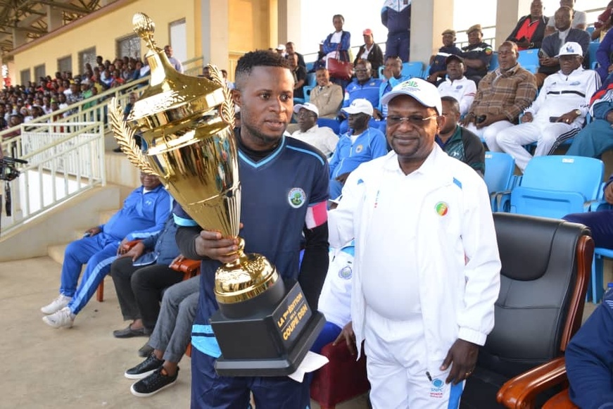 Le capitaine de l'AC Carillon aux côtés de l'initiateur du tournoi Le capitaine de l'AC Carillon aux côtés de l'initiateur du tournoi