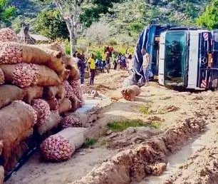 Cameroun : L’état de la route Koza-Mozogo dénoncé par un poète Cameroun : L’état de la route Koza-Mozogo dénoncé par un poète
