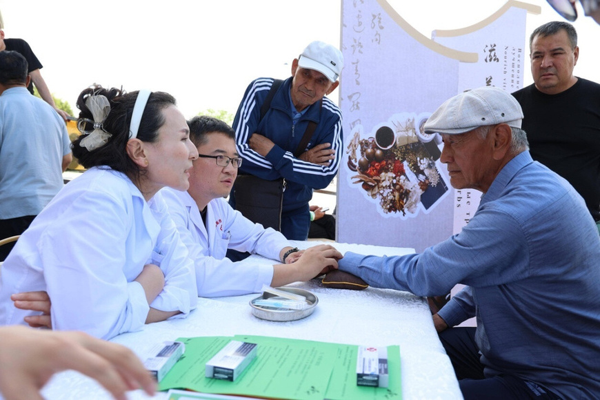 A free clinic is held by the Khorgos People's Hospital at the China-Kazakhstan connecting corridor inside the Horgos International Border Cooperation Center. (People's Daily/Huan Xiang) A free clinic is held by the Khorgos People's Hospital at the China-Kazakhstan connecting corridor inside the Horgos International Border Cooperation Center. (People's Daily/Huan Xiang)