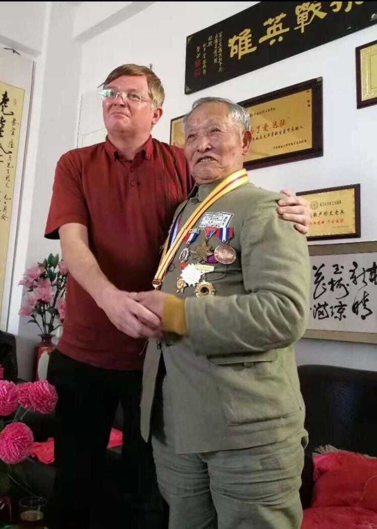 Chris Nash meets Lu Caiwen, a Chinese war hero, during a visit to southwest China's Yunnan province in 2019. (Photo provided by Chris Nash) Chris Nash meets Lu Caiwen, a Chinese war hero, during a visit to southwest China's Yunnan province in 2019. (Photo provided by Chris Nash)