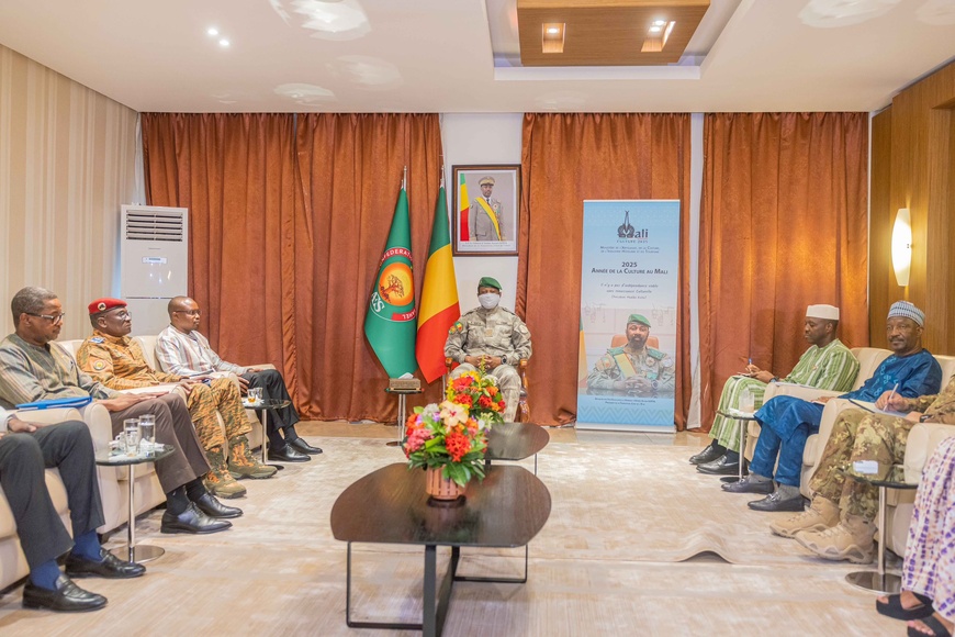 Mali : le président de la Transition accorde une audience au chef du gouvernement burkinabè Mali : le président de la Transition accorde une audience au chef du gouvernement burkinabè