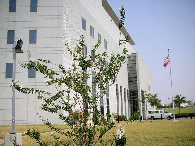 Également connue sous le nom de Mission diplomatique des États-Unis au Nigeria, l'ambassade américaine est située au Plot 1075, Diplomatic Drive, dans le quartier central des affaires d'Abuja. Photo : hotels.ng Également connue sous le nom de Mission diplomatique des États-Unis au Nigeria, l'ambassade américaine est située au Plot 1075, Diplomatic Drive, dans le quartier central des affaires d'Abuja. Photo : hotels.ng