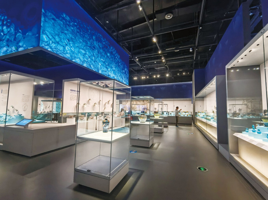 Photo shows the exhibition hall of Deep Blue Marvels, featuring selected artifacts recovered from the No. 1 and No. 2 shipwrecks discovered on the northwestern slope of the South China Sea at the China (Hainan) Museum of the South China Sea in Qionghai, south China's Hainan province. (Photo provided by the State Administration of Cultural Heritage of China) Photo shows the exhibition hall of Deep Blue Marvels, featuring selected artifacts recovered from the No. 1 and No. 2 shipwrecks discovered on the northwestern slope of the South China Sea at the China (Hainan) Museum of the South China Sea in Qionghai, south China's Hainan province. (Photo provided by the State Administration of Cultural Heritage of China)