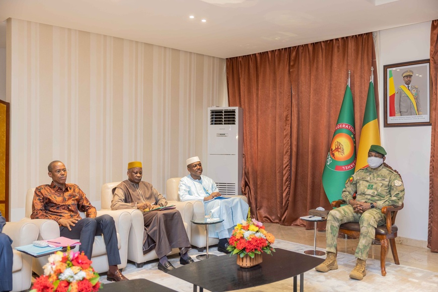 Mali : le Premier ministre et quatre membres du gouvernement à l’écoute du président de la Transition Mali : le Premier ministre et quatre membres du gouvernement à l’écoute du président de la Transition