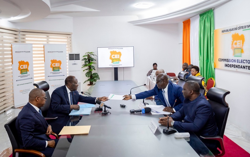 Côte d’Ivoire : le président Alassane Ouattara dépose son dossier de candidature à la Présidentielle