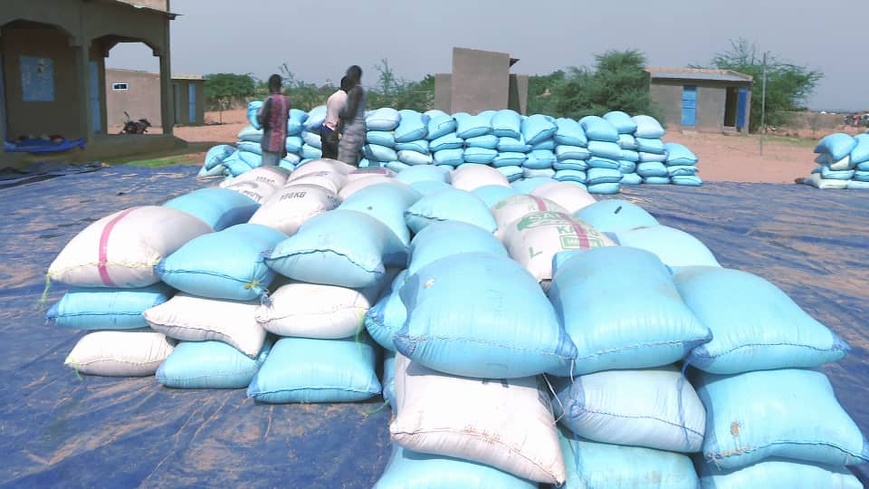 ENNEDI-EST : Le Président de la République offre 5 000 sacs de céréales aux réfugiés et aux communautés hôtes de Kariari ENNEDI-EST : Le Président de la République offre 5 000 sacs de céréales aux réfugiés et aux communautés hôtes de Kariari