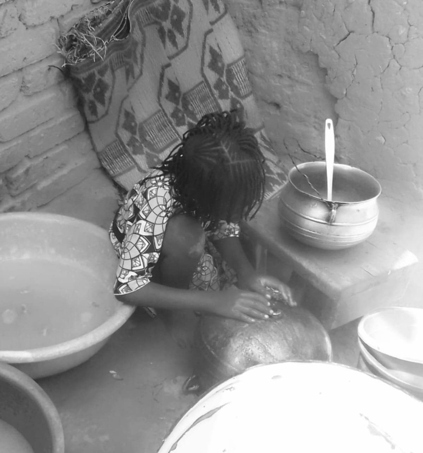 Tchad : tâches domestiques, quand les filles portent un fardeau ignoré Tchad : tâches domestiques, quand les filles portent un fardeau ignoré