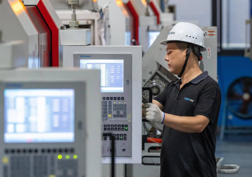 A technician inspects automated fastener production equipment at a workshop in Zhenhai district, Ningbo, east China's Zhejiang province. (Photo/Hu Xuejun) A technician inspects automated fastener production equipment at a workshop in Zhenhai district, Ningbo, east China's Zhejiang province. (Photo/Hu Xuejun)