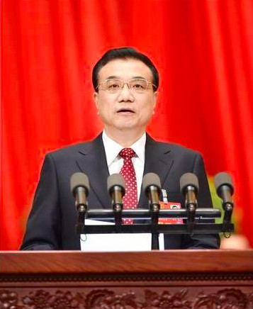 Le Premier ministre Li Keqiang délivre le Rapport de travail du gouvernement à l’occasion de la 4e Session de la 12e Assemblée populaire nationale, le 5 mars au Grand Hall du peuple à Beijing. Photo : Li Ge au Quotidien du Peuple.