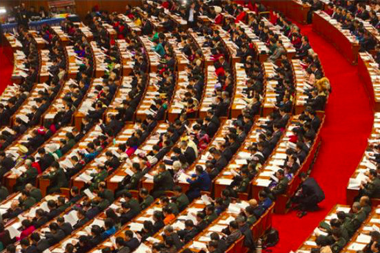Le 5 mars, la 4e Session de la 12e Assemblée populaire nationale a débuté dans le Grand Hall du Peuple à Beijing. La photo montre les lieux du Grand Hall. (Photo : Shi Jiamin au Quotidien du Peuple.) Le 5 mars, la 4e Session de la 12e Assemblée populaire nationale a débuté dans le Grand Hall du Peuple à Beijing. La photo montre les lieux du Grand Hall. (Photo : Shi Jiamin au Quotidien du Peuple.)
