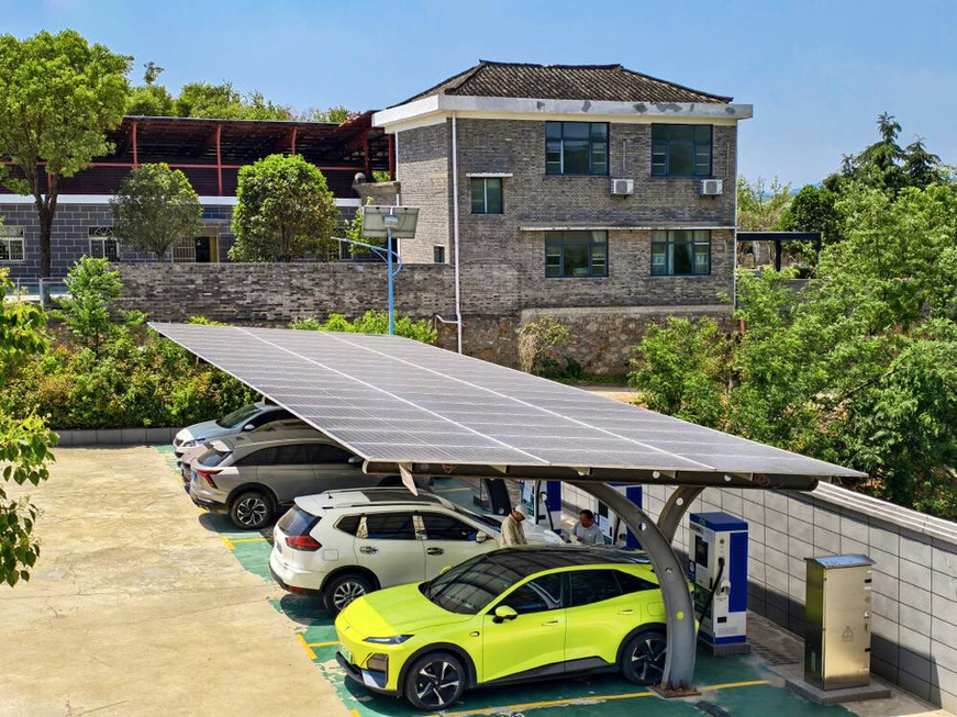Photo shows a wind-solar-storage electric vehicle (EV) charging station in Dawu county, Xiaogan, central China's Hubei province. (Photo/Hu Xuejun) Photo shows a wind-solar-storage electric vehicle (EV) charging station in Dawu county, Xiaogan, central China's Hubei province. (Photo/Hu Xuejun)