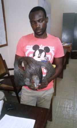 Le trafiquant avec son butin entre les mains. Le trafiquant avec son butin entre les mains.