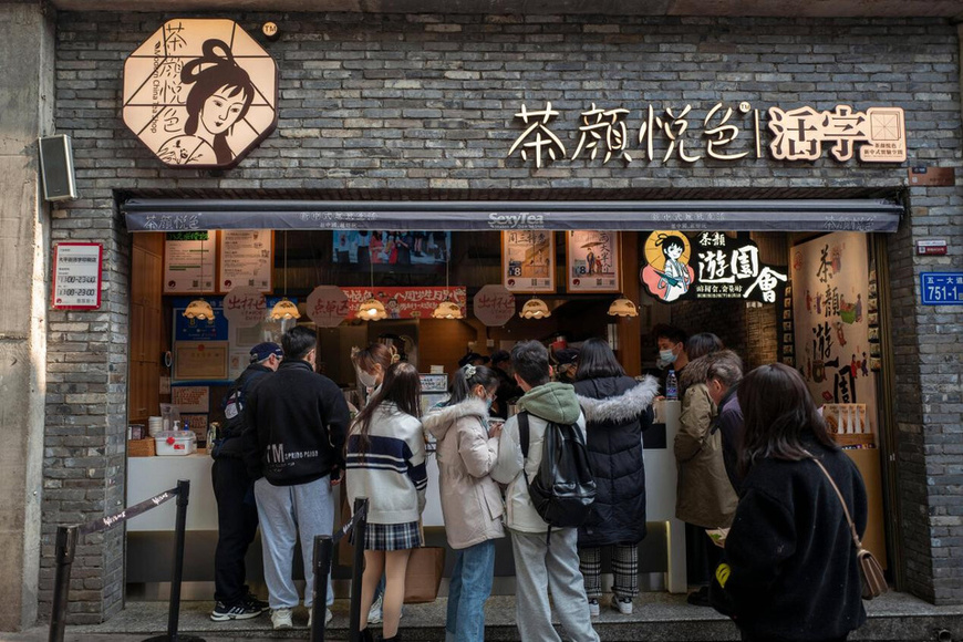 A bubble tea shop in Changsha, capital of central China's Hunan province, features interior design inspired by movable type printing. (Photo/Wang Chu)