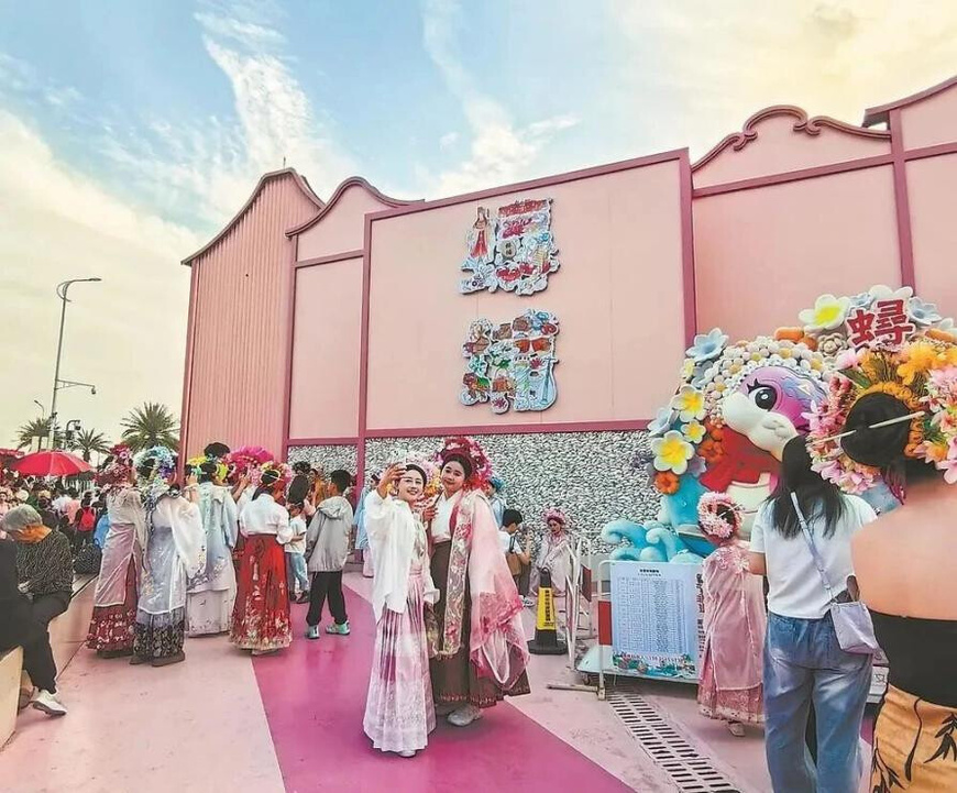 Tourists pose for a picture in Xunpu village, Fengze district of Quanzhou, southeast China's Fujian province. (Photo from Fujian Daily) Tourists pose for a picture in Xunpu village, Fengze district of Quanzhou, southeast China's Fujian province. (Photo from Fujian Daily)