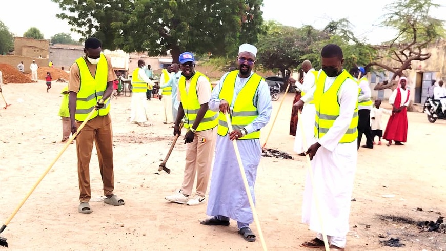 Tchad : Des anciens élèves nettoient leur ancienne école à Abéché