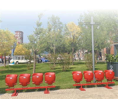 Seats used in Tian'anmen Square for the ceremony marking the 80th anniversary of the victory in the Chinese People's War of Resistance Against Japanese Aggression and the World Anti-Fascist War are put into use at Shougang Park. (People's Daily/Shi Fang) Seats used in Tian'anmen Square for the ceremony marking the 80th anniversary of the victory in the Chinese People's War of Resistance Against Japanese Aggression and the World Anti-Fascist War are put into use at Shougang Park. (People's Daily/Shi Fang)
