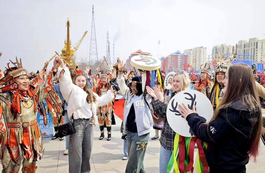 Photo shows Russian tourists at the main venue of the second Hanjiang Festival in Jiamusi, northeast China's Heilongjiang province. (Photo/Hu Yunhan) Photo shows Russian tourists at the main venue of the second Hanjiang Festival in Jiamusi, northeast China's Heilongjiang province. (Photo/Hu Yunhan)