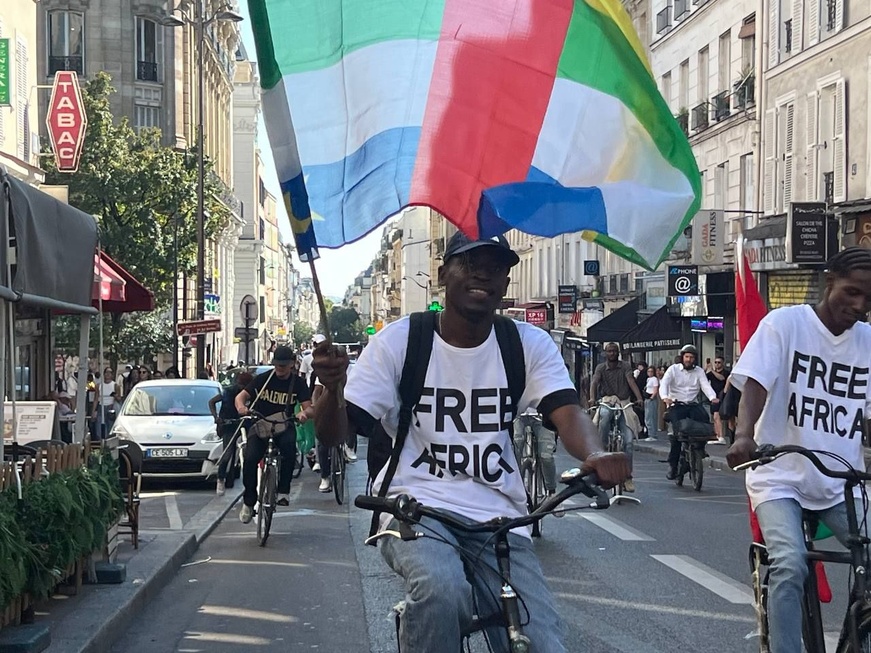 Paris : La communauté africaine organise une course cycliste contre le néocolonialisme