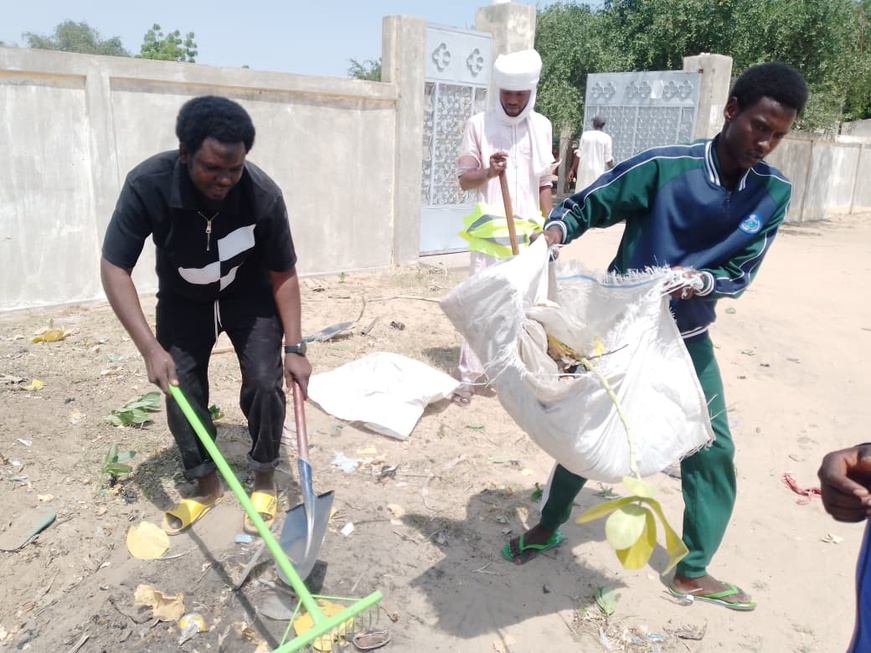 Tchad : Les associations LET'S DO IT et APERA nettoient le lycée de l'Unité de Moussoro Tchad : Les associations LET'S DO IT et APERA nettoient le lycée de l'Unité de Moussoro