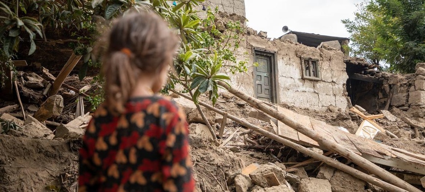 Une fillette de six ans contemple les ruines de sa maison, détruite par le tremblement de terre du 31 août dans l'est de l'Afghanistan. Photo : UNICEF/Amin Meerzad