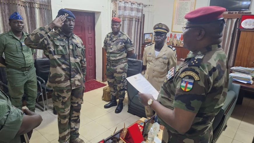 RCA : Félicitations au lieutenant-colonel Claude Edmond BEHOUNDE, major de la 5ᵉ promotion de l’École de Guerre de Kinshasa