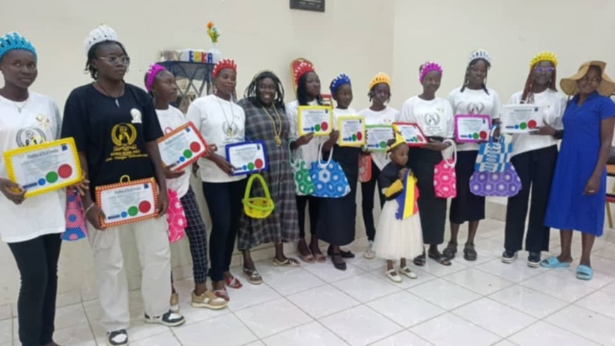 Tchad : des jeunes filles reçoivent leurs attestations en perlerie du Centre de formation Euro-Kool de Sarh Tchad : des jeunes filles reçoivent leurs attestations en perlerie du Centre de formation Euro-Kool de Sarh