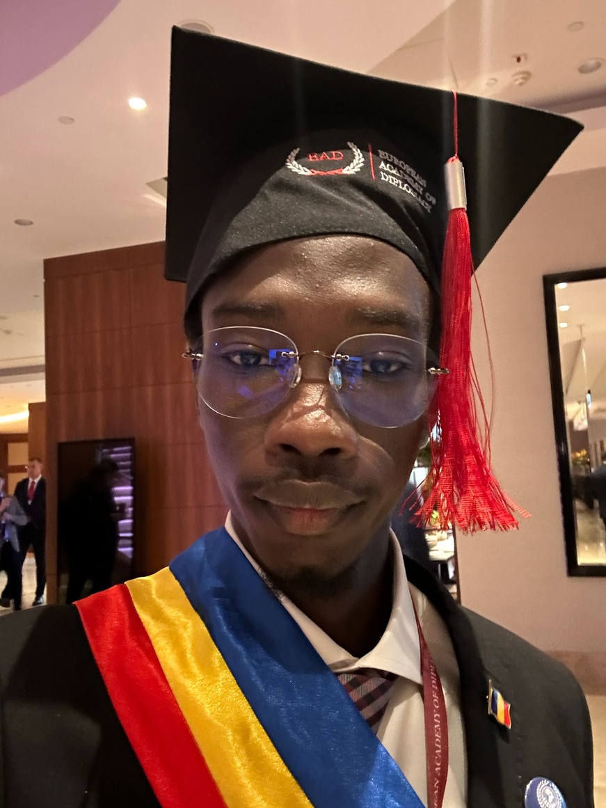 Tchad : Abdallah Abakar Haroun, premier Tchadien à décrocher le titre d’Officier des services diplomatiques Tchad : Abdallah Abakar Haroun, premier Tchadien à décrocher le titre d’Officier des services diplomatiques