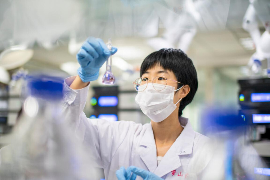 A researcher works on a new drug at Hebei Changshan Biochemical Pharmaceutical Co., Ltd. in north China's Hebei province. (Photo/Wu Zhiwei) A researcher works on a new drug at Hebei Changshan Biochemical Pharmaceutical Co., Ltd. in north China's Hebei province. (Photo/Wu Zhiwei)