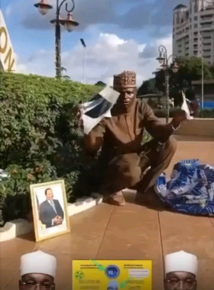 Présidentielle 2025 au Cameroun : Un individu arrêté pour avoir déchiré des portraits de Paul Biya Présidentielle 2025 au Cameroun : Un individu arrêté pour avoir déchiré des portraits de Paul Biya