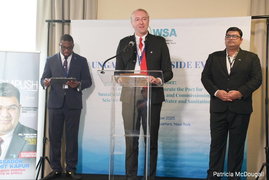 Le prince Mario Max Schaumburg-Lippe sur scène avec S.E. Dr Kapur. Le prince Mario Max Schaumburg-Lippe sur scène avec S.E. Dr Kapur.