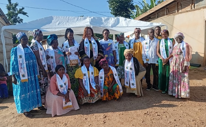 Photo de famille de la Présidente générale du REFAC avec le bureau installé. Photo de famille de la Présidente générale du REFAC avec le bureau installé.