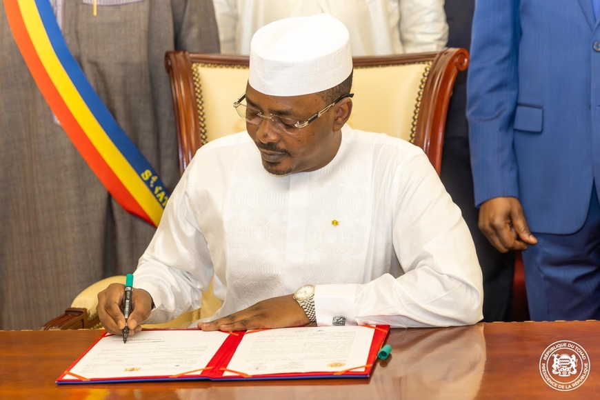Tchad : le chef de l’Etat promulgue la Loi fondamentale révisée Tchad : le chef de l’Etat promulgue la Loi fondamentale révisée
