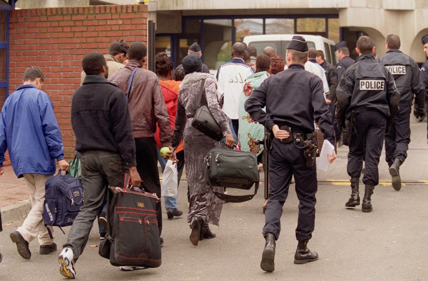 Nouvelle loi française sur l’immigration : de la précarité administrative au flicage permanent (Partie 2)