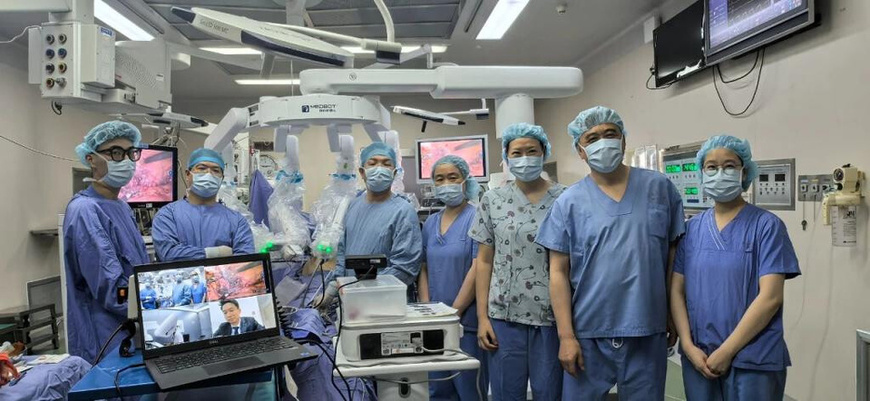 Medical workers attending the surgery pose for a picture following its completion. (Photos provided by Zhejiang University) Medical workers attending the surgery pose for a picture following its completion. (Photos provided by Zhejiang University)