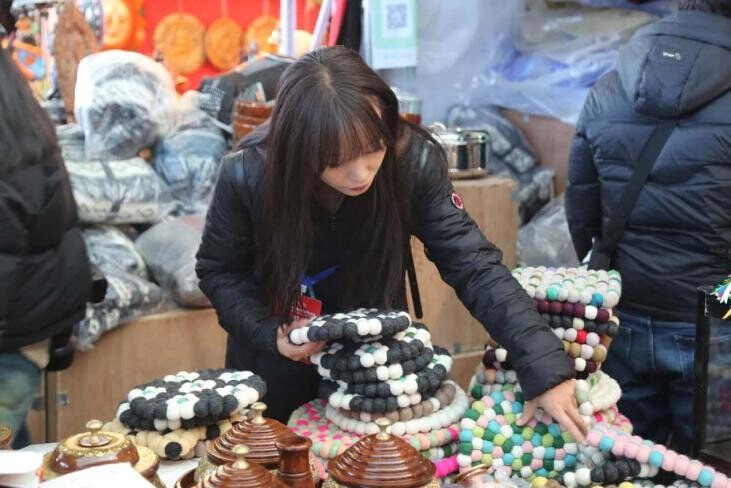 A woman buys Nepali teacup pads at the Yarlung Commodity Fair in Shannan, southwest China's Xizang autonomous region. (Photo by Yongchen Drolkar) A woman buys Nepali teacup pads at the Yarlung Commodity Fair in Shannan, southwest China's Xizang autonomous region. (Photo by Yongchen Drolkar)