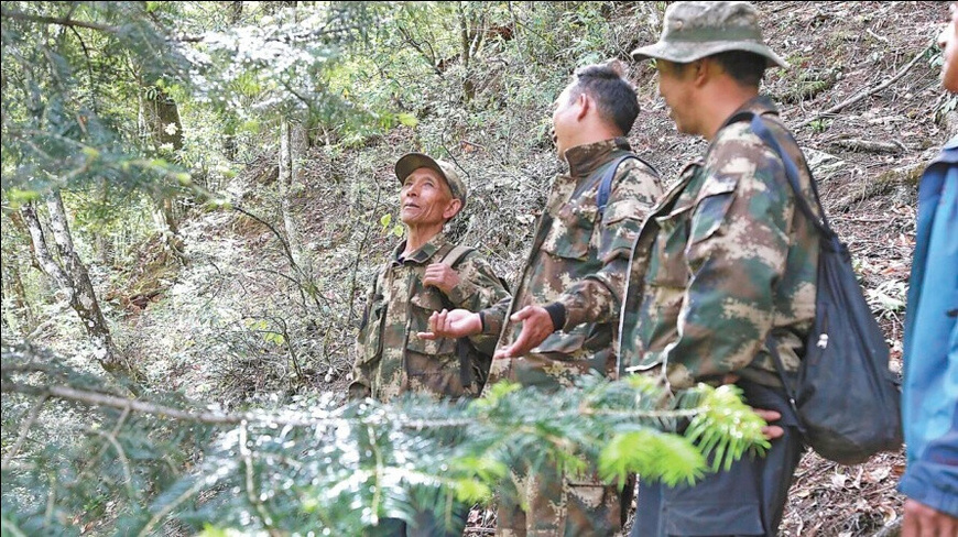 Yu Jianhua (far left) is on patrol in the Baima Snow Mountain Nature Reserve, southwest China's Yunnan province. (Photo/Zeng Zhihui) Yu Jianhua (far left) is on patrol in the Baima Snow Mountain Nature Reserve, southwest China's Yunnan province. (Photo/Zeng Zhihui)