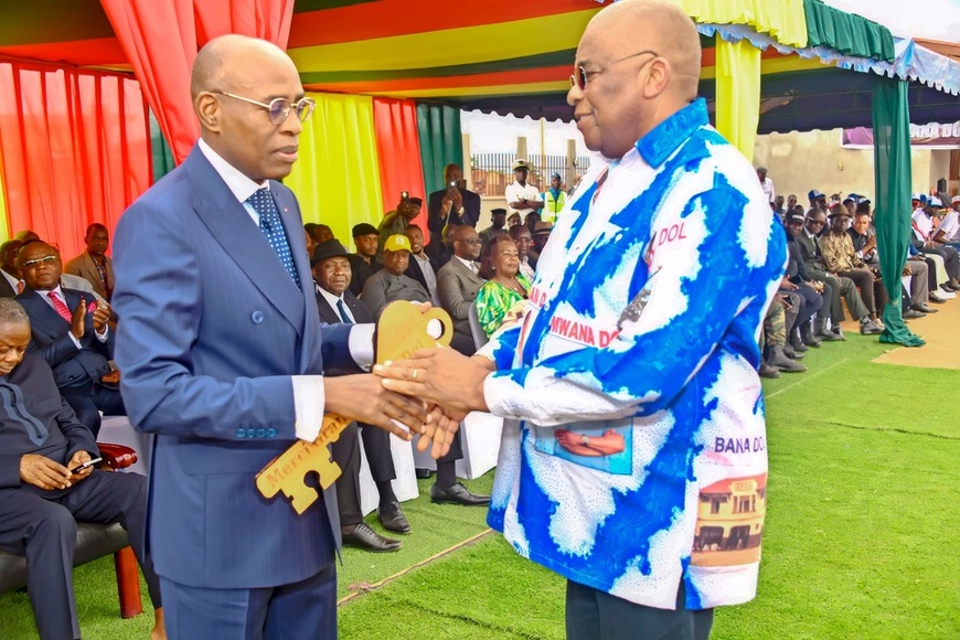 François Nguimbi remettant les clés de l'école au ministre Jean Luc Mouthou François Nguimbi remettant les clés de l'école au ministre Jean Luc Mouthou