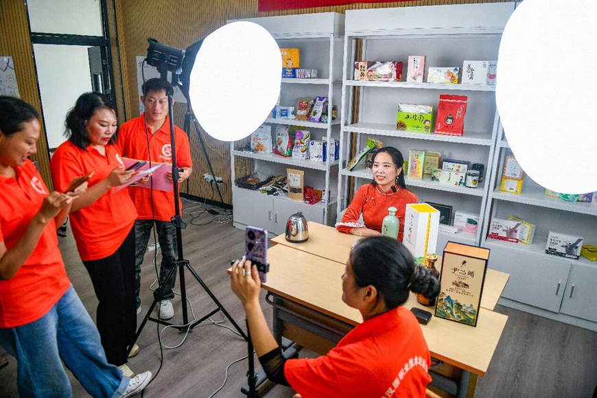 Females learn livestream e-commerce skills at a public job training base in Qianxinan Buyei and Miao autonomous prefecture, southwest China's Guizhou province. (Photo/Liu Zhaofu) Females learn livestream e-commerce skills at a public job training base in Qianxinan Buyei and Miao autonomous prefecture, southwest China's Guizhou province. (Photo/Liu Zhaofu)