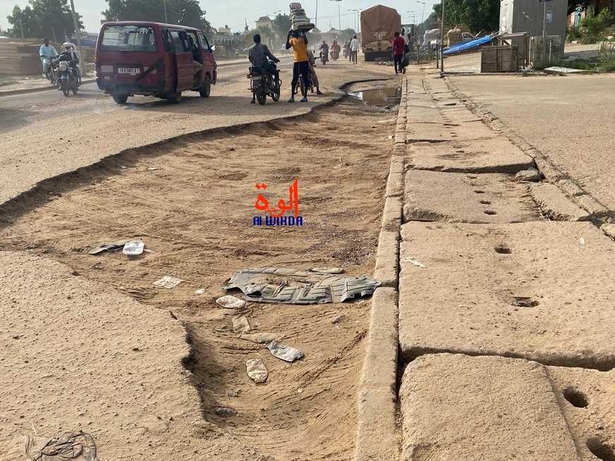 Une route dégradée à N'Djamena. © Alwihda