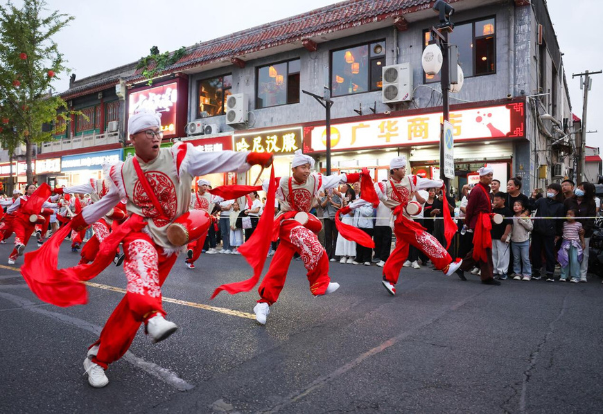 A traditional folk dance performance takes place in Zhengding, north China's Hebei province, Oct. 1, 2025. (Photo/Liang Zidong) A traditional folk dance performance takes place in Zhengding, north China's Hebei province, Oct. 1, 2025. (Photo/Liang Zidong)