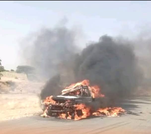 Tchad : incendie de voiture sur l’axe Abéché–Adré, aucun blessé à déplorer Tchad : incendie de voiture sur l’axe Abéché–Adré, aucun blessé à déplorer