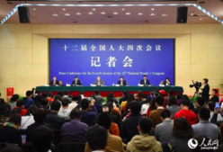 La conférence de presse sur la réforme financière et le développement, organisée dans le cadre de la 4e session de la 12e Assemblée Nationale Populaire. Photo Yu Kai, pour le Quotidien du Peuple.